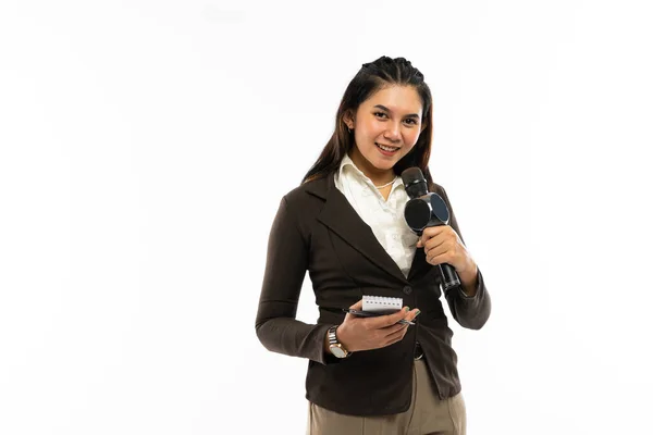 Egy Női Újságíró Barna Blézerben Fekete Mikrofonnal Notebook Kezében — Stock Fotó