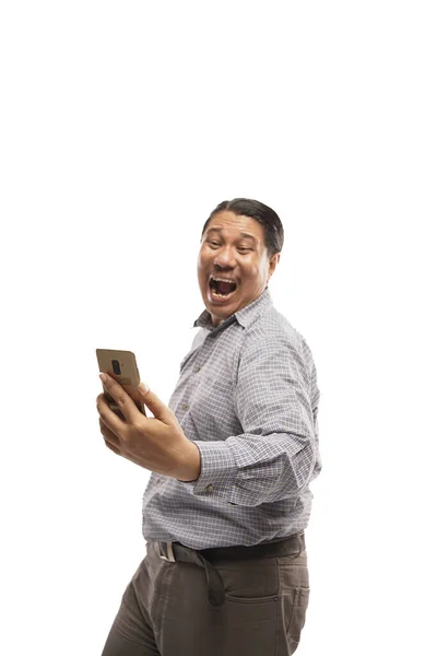 Idade Ásia Homem Celebrando Seu Sucesso Enquanto Segurando Telefone Branco — Fotografia de Stock