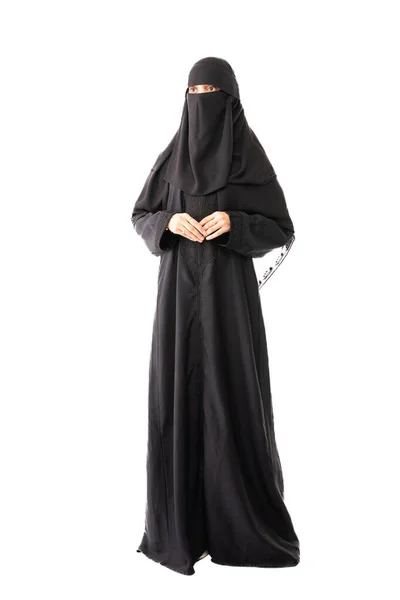 Мусульманская Женщина Черном Хиджабе Никабе Длинном Платье Стоящем Белом Фоне — стоковое фото
