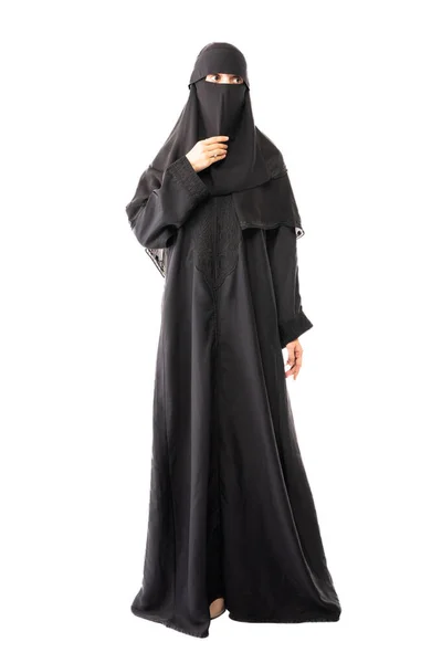 穆斯林妇女 头戴黑色头巾或面纱 身穿长裙 站在白色背景下 右手朝天 — 图库照片