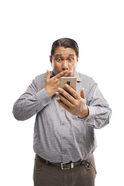 Oude Aziatische Man Verrast Terwijl Het Kijken Telefoon Witte Achtergrond — Stockfoto