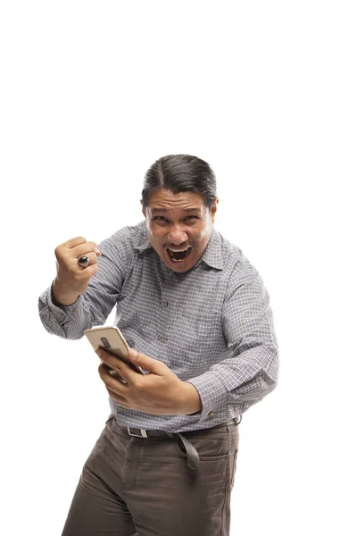 Stary Azjatycki Człowiek Świętując Jego Sukces Trzymając Telefon Pięść Pompa — Zdjęcie stockowe