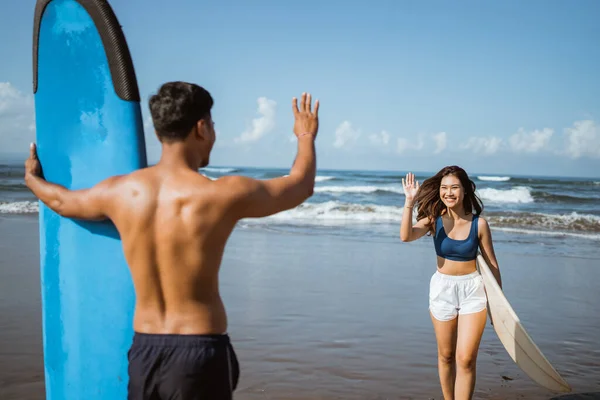Surfista Femenina Encuentra Con Amigo Masculino Saludando Mientras Camina Con —  Fotos de Stock