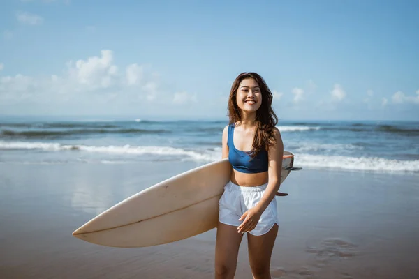 Surfista Sonriente Llevando Una Tabla Surf Camina Por Playa Después — Foto de Stock