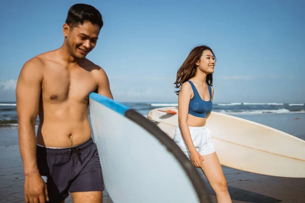 Jovens Surfistas Sexo Feminino Masculino Que Transportam Pranchas Surf Caminham — Fotografia de Stock