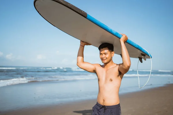 Усміхнений Азіатський Чоловік Дошкою Серфінгу Голові Йде Пляжі Насолоджуючись Відпусткою — стокове фото
