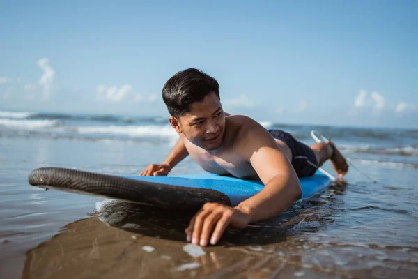 Молодий Чоловік Серфер Веслує Дошці Серфінгу Тренуючись Піску Пляжі — стокове фото