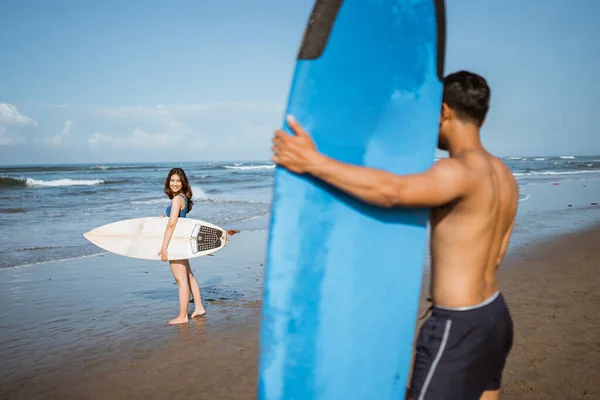 Surfista Feminina Olha Para Cima Com Sorriso Para Homem Como — Fotografia de Stock