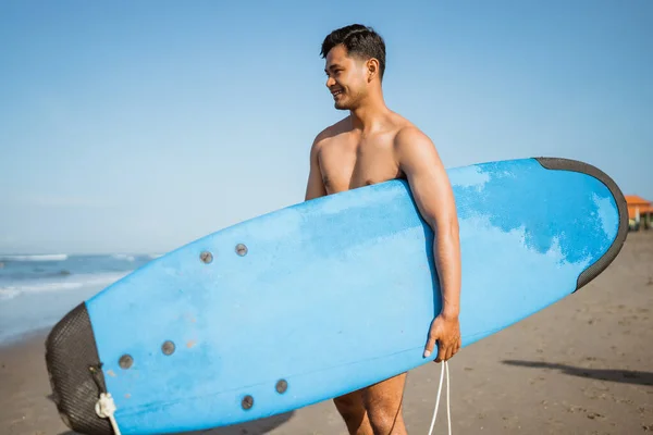 Glimlachende Aziatische Man Met Surfplank Het Strand Genieten Van Strandvakantie — Stockfoto