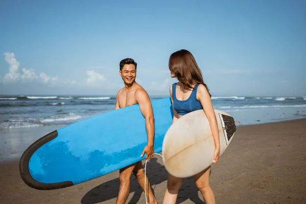 亚洲男人和女人 带着冲浪板在海滩边散步和聊天 享受假期 — 图库照片