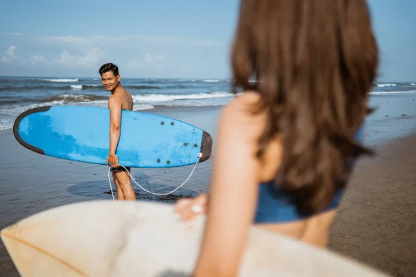 Surfista Masculino Vira Com Sorriso Para Ver Uma Bela Surfista — Fotografia de Stock