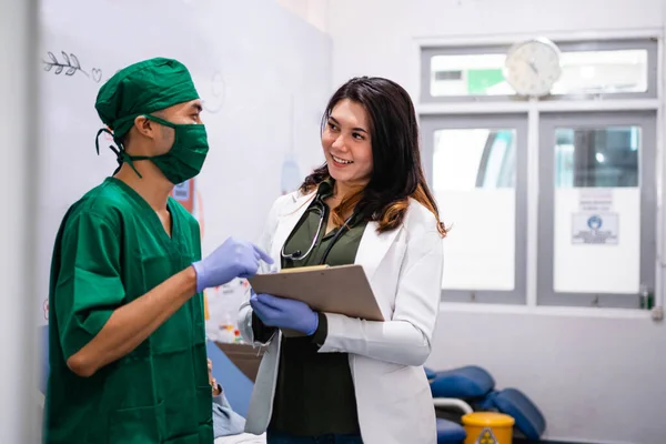 Lékař Zelené Uniformě Chatuje Lékařem Bílé Uniformě Transfuzní Místnosti — Stock fotografie