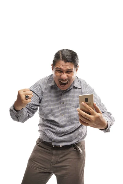 Старый Азиатский Человек Празднует Свой Успех Держа Телефон Кулаком Насоса — стоковое фото