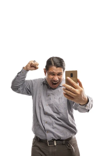 Старый Азиатский Человек Празднует Свой Успех Держа Телефон Кулаком Насоса — стоковое фото