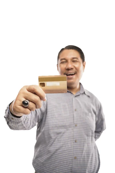 Idade Ásia Homem Vestindo Camisa Anel Segurando Seu Cartão Crédito — Fotografia de Stock