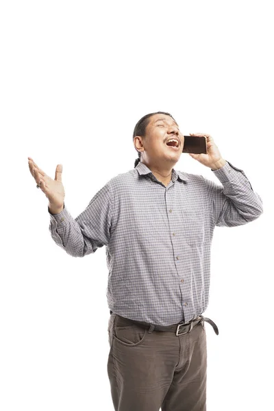 白人の背景に手を上げて電話で話をしながらいい知らせを聞いて幸せを感じるアジアの老人の肖像 — ストック写真