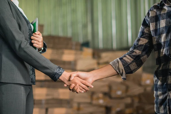Female Factory Worker Shaking Hands Client Making Approval Factory Warehouse — Stock Photo, Image