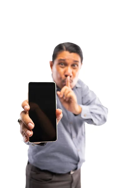Yaşlı Asyalı Adam Elinde Boş Bir Ekran Telefonu Tutuyor Kameraya — Stok fotoğraf