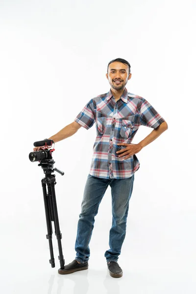 Ekose Gömlekli Gülümseyen Bir Kameraman Bir Eli Belinde Diğeri Kamerayı — Stok fotoğraf