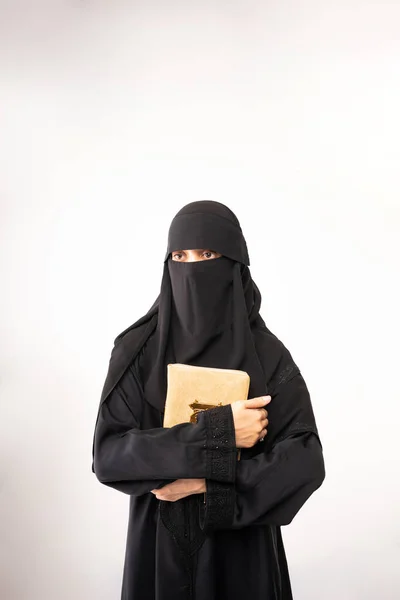 Muzułmanka Czarnym Hidżabie Lub Nikabie Długiej Sukni Gospodarstwa Koran — Zdjęcie stockowe