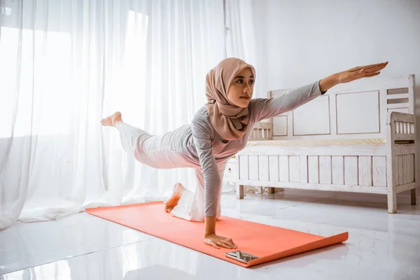 Asiático Musulmán Mujer Instructor Usando Hijab Haciendo Yoga Pilates Pose —  Fotos de Stock