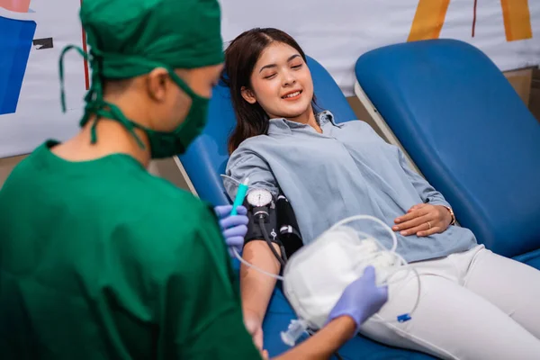 Jeune Femme Avec Tensiomètre Sur Bras Sur Point Commencer Transfusion — Photo