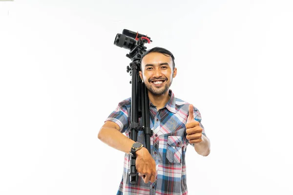 Ekose Gömlekli Gülümseyen Bir Kameraman Başparmağıyla Ayakta Duruyor Omzunda Bir — Stok fotoğraf