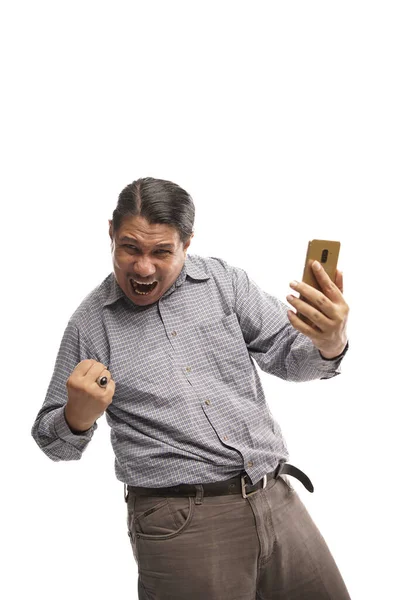 Viejo Asiático Hombre Celebrando Éxito Mientras Sostiene Teléfono Con Puño — Foto de Stock