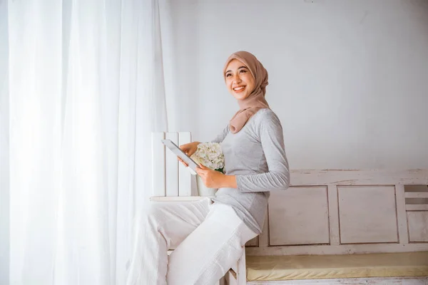 Müslüman Tesettürlü Kadın Evde Ders Çalışırken Tabletten Yatak Üstünde Mutlu — Stok fotoğraf