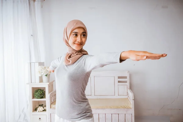 Mujer Musulmana Instructora Usando Hijab Haciendo Pilates Yoga Posan Colchón —  Fotos de Stock