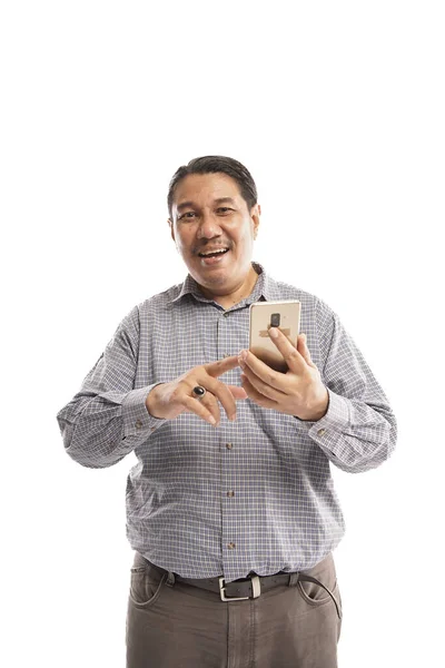 Viejo Asiático Hombre Celebración Handphone Con Sonriente Cara Blanco Fondo —  Fotos de Stock