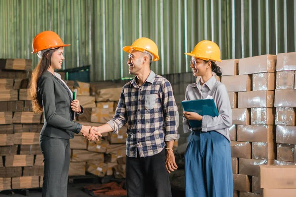 Businesswoman Shakes Hands Male Client Business Deal Storage Warehouse — Stock Photo, Image