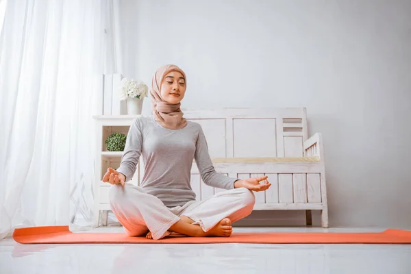 Zdravá Muslimka Nošení Hidžáb Dělá Jóga Pilates Meditace Místnosti Oranžové — Stock fotografie