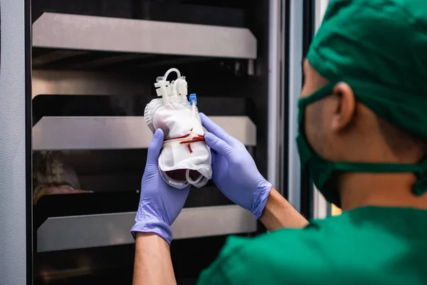 Orvos Egyenruhában Gumikesztyű Tartja Vérzsák Előtt Tároló Szekrény — Stock Fotó