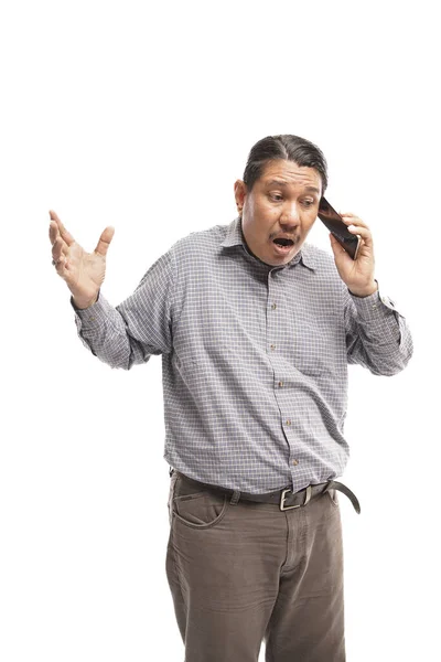 Beyaz Arka Planda Bir Telefonla Konuşurken Asyalı Yaşlı Adam Şok — Stok fotoğraf