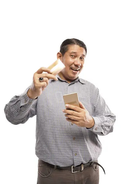 Stary Azji Człowiek Stojąc Trzymając Telefon Karta Patrząc Aparat Biały — Zdjęcie stockowe