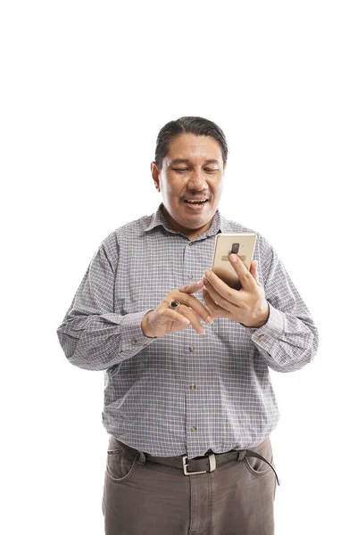 Oude Aziatische Man Glimlachen Terwijl Met Behulp Van Handtelefoon Met — Stockfoto