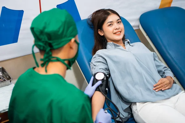 Piękna Młoda Azjatka Leżąca Napięciu Sprawdzić Przez Lekarza Podczas Transfuzji — Zdjęcie stockowe