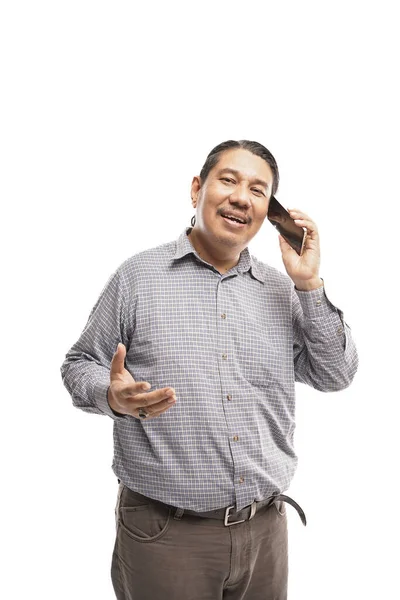 温かい表情と歓迎のジェスチャーを持つ電話で話すレトロなスタイルを身に着けている古いアジア人男性白の背景が孤立 — ストック写真