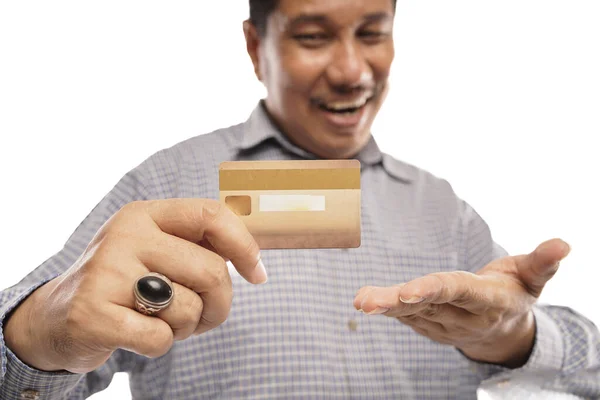 Alte Asiatische Mann Mit Kreditkarte Und Zeigt Glücklich Weißen Hintergrund — Stockfoto