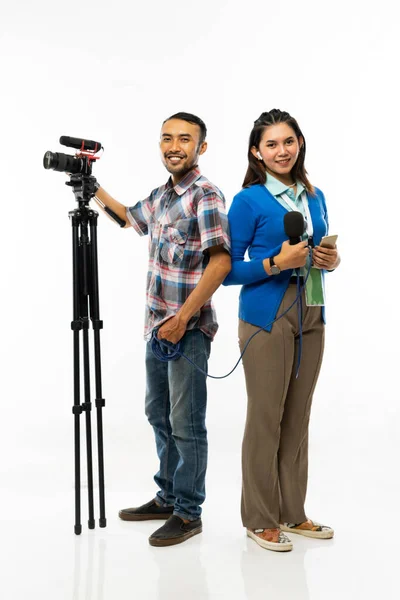 Beautiful Reporter Blue Cardigan Cameraman One Set Camera Standing Back — Stock Photo, Image