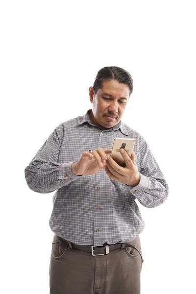 Viejo Asiático Hombre Usando Handphone Sin Expresión Blanco Fondo Aislado — Foto de Stock