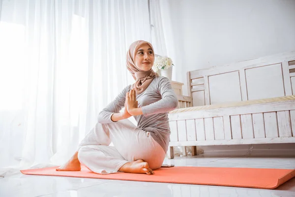 Asian Muslim Woman Instructor Wearing Hijab Doing Yoga Pilates Pose — Stock Photo, Image