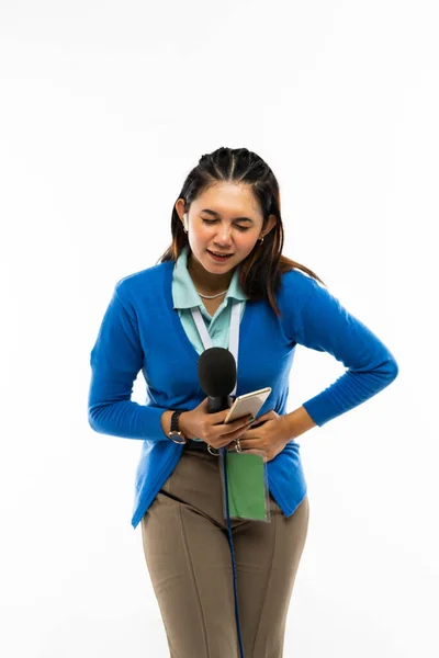 Eine Schöne Reporterin Blauem Hemd Und Blauer Strickjacke Die Vor — Stockfoto