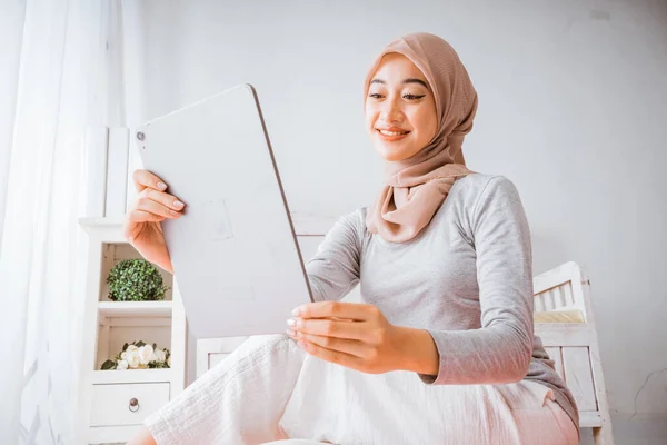 Muslim Hijab Mujer Viendo Casa Trabajo Tutorial Tableta Colchón Una —  Fotos de Stock