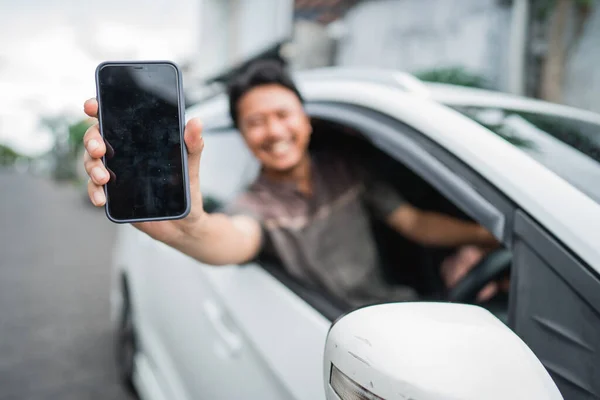 Счастливый Возбужденный Молодой Человек Водитель Показывающий Экран Своего Мобильного Телефона — стоковое фото