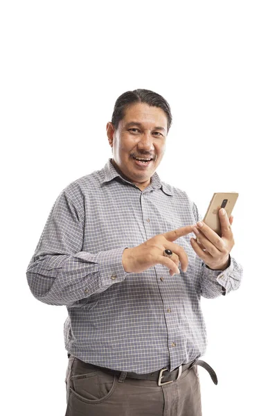 白い背景の中に笑顔の携帯電話を使いながらカメラを見ているアジア系の老人 — ストック写真