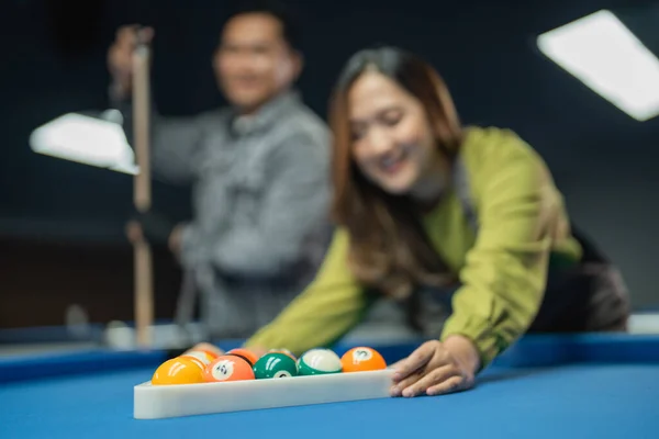 Работница Бильярдного Стола Помогает Игроку Расставлять Мячи Треугольной Стойкой — стоковое фото