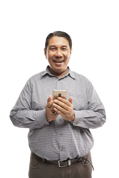 Gammal Asiatisk Man Bär Retro Stil Hålla Sin Telefon Och — Stockfoto