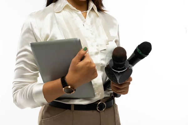 Dziennikarka Białej Bluzce Brązowe Spodnie Formalne Stojące Dwoma Mikrofonami Tabletem — Zdjęcie stockowe